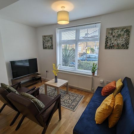 Fantastic 3-Bedroom House In London Morden  Экстерьер фото