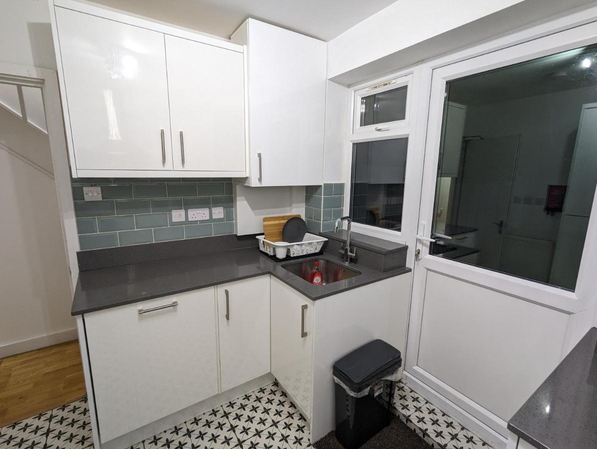 Fantastic 3-Bedroom House In London Morden  Экстерьер фото