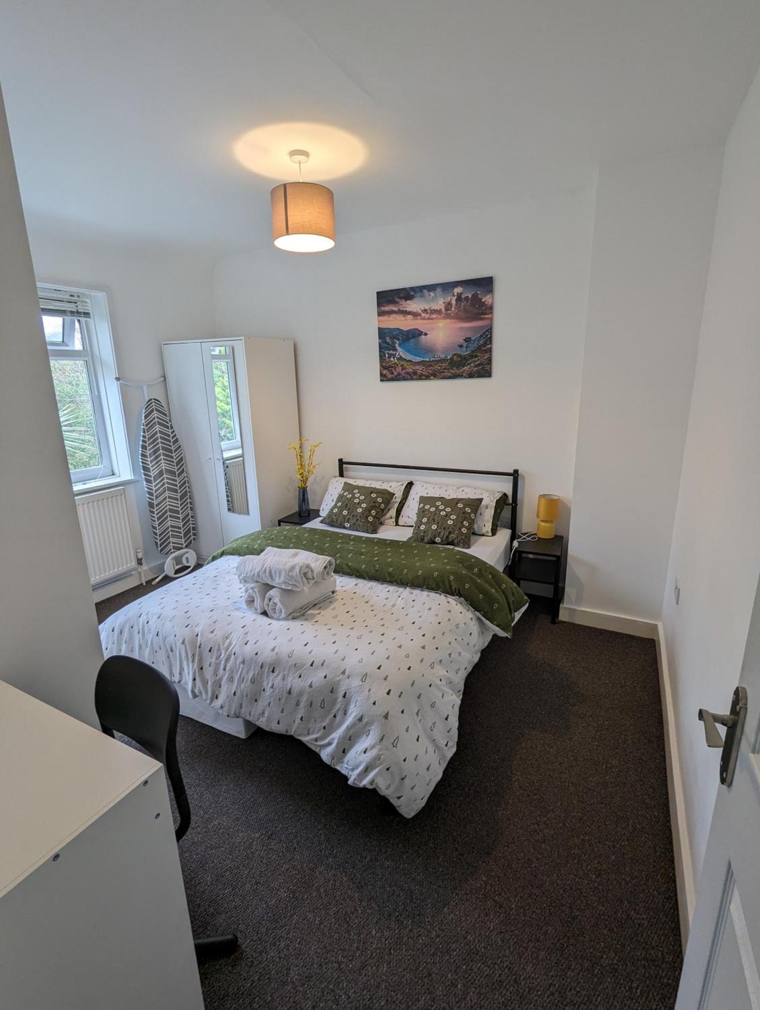 Fantastic 3-Bedroom House In London Morden  Экстерьер фото