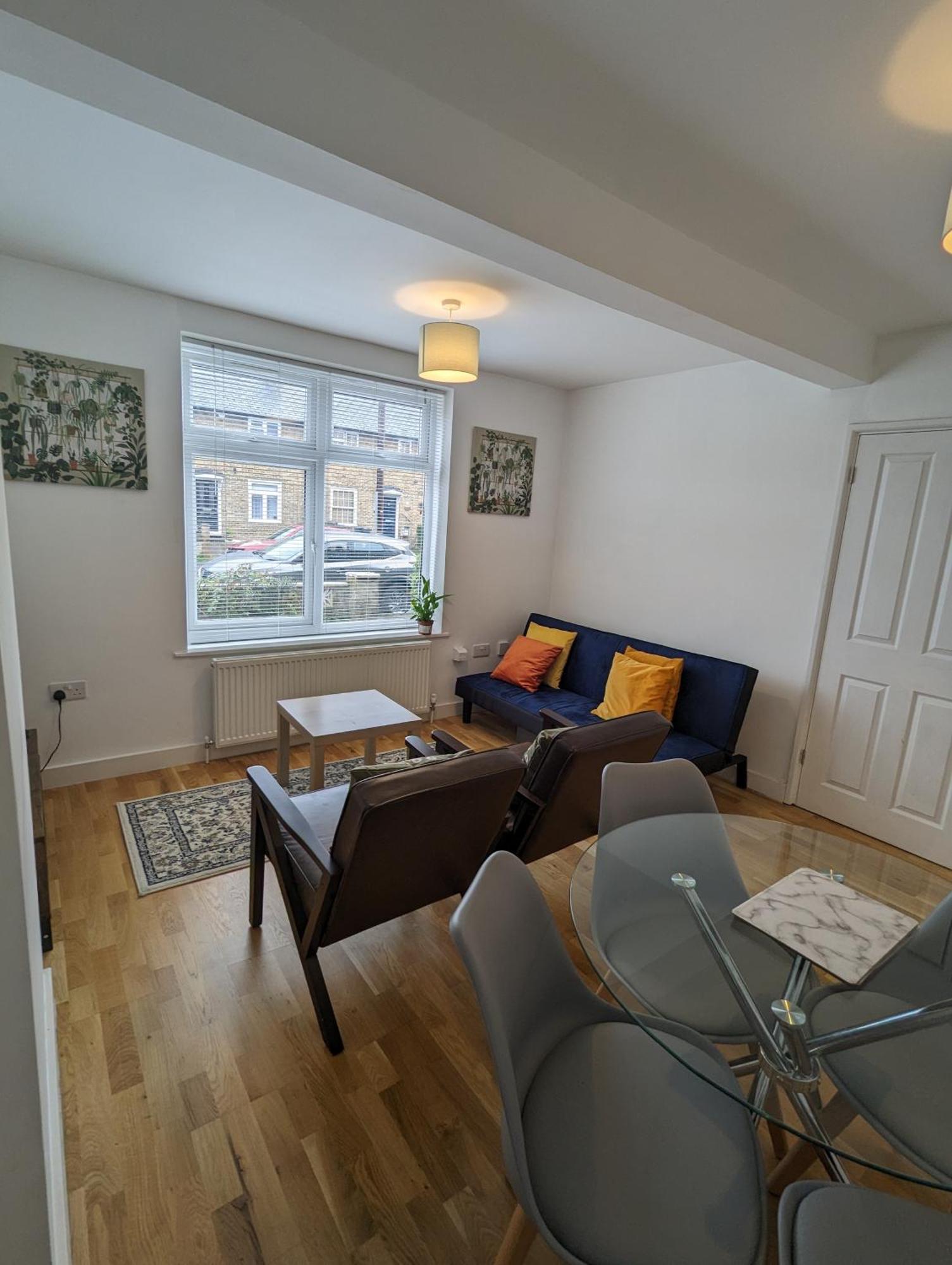 Fantastic 3-Bedroom House In London Morden  Экстерьер фото